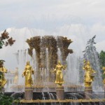 Mcrsi.ru: Вода, фонтан и Золотые женщины. Они охраняют Нефть. Картинки с выставки. Автор фото председатель НСНБР А.Г.Огнивцев.