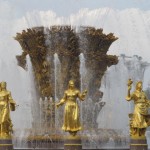 Mcrsi.ru: Вода, фонтан и Золотые женщины. Они охраняют Нефть. Картинки с выставки. Автор фото председатель НСНБР А.Г.Огнивцев.