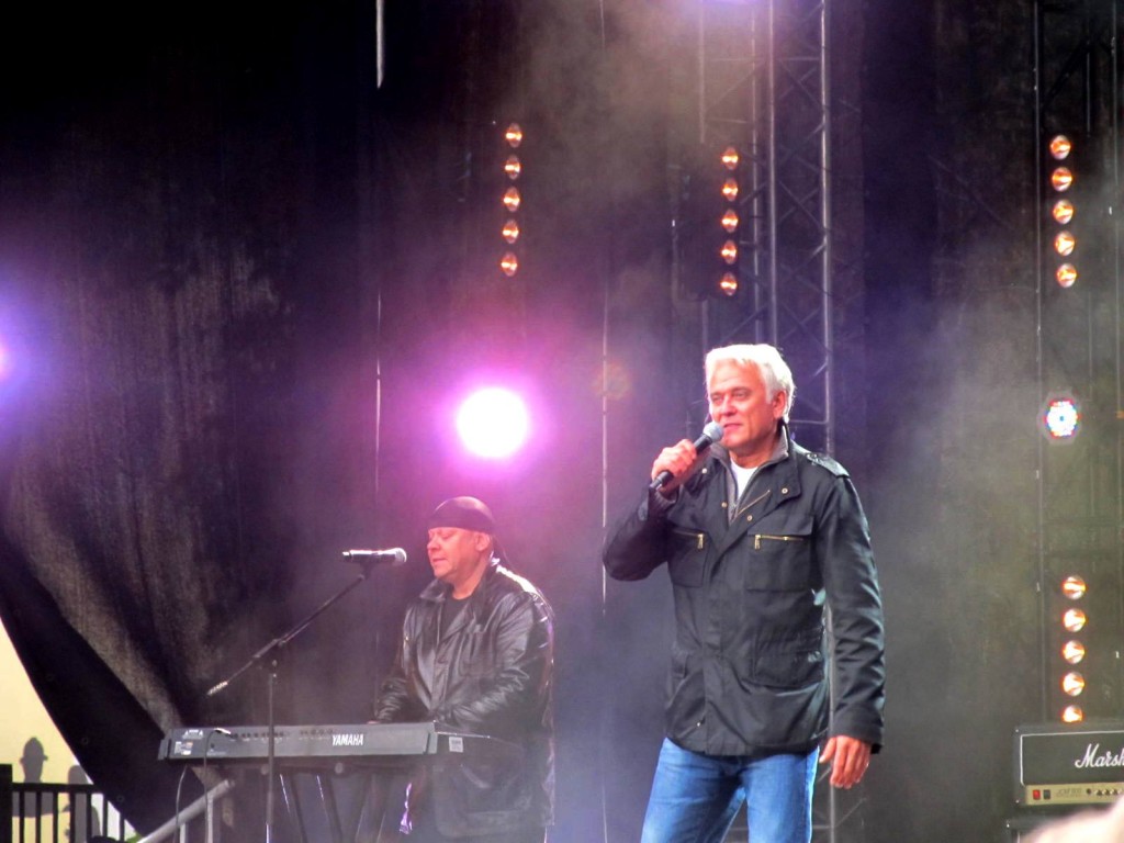 Четыре, четыре, семь! Всем миром. Телемарафон 1 Канала и концерт помощи российскому Дальнему Востоку. 29.09.2013.  Автор фото председатель НСНБР А.Г.Огнивцев. IMG_6438