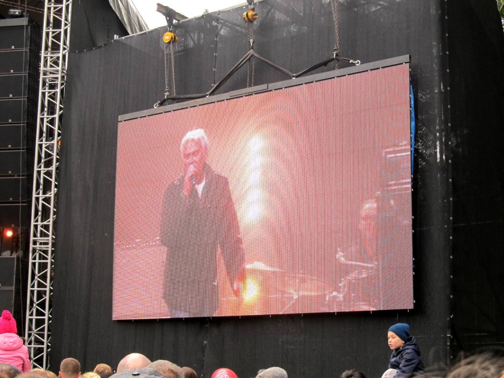 Четыре, четыре, семь! Всем миром! Телемарафон 1 Канала и концерт помощи российскому Дальнему Востоку. 29.09.2013.  Автор фото председатель НСНБР А.Г.Огнивцев. IMG_6439