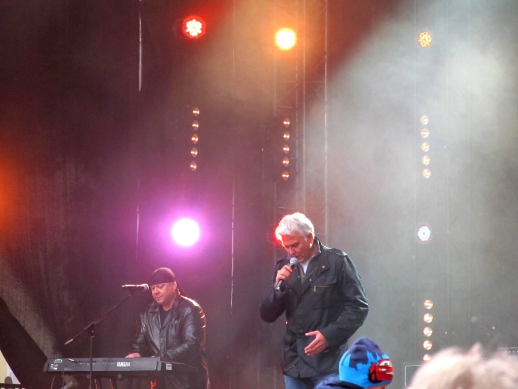 Четыре, четыре, семь! Всем миром! Телемарафон 1 Канала и концерт помощи российскому Дальнему Востоку. 29.09.2013.  Автор фото председатель НСНБР А.Г.Огнивцев. IMG_6440