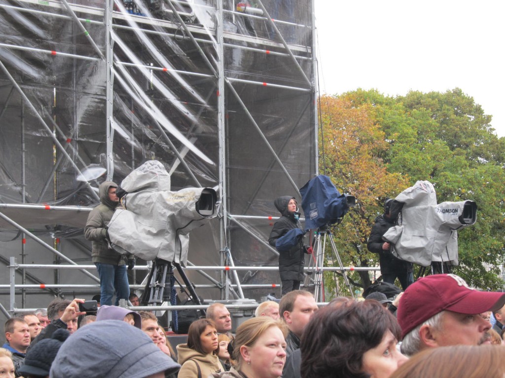 Четыре, четыре, семь! Всем миром! Телемарафон 1 Канала и концерт помощи российскому Дальнему Востоку. 29.09.2013.  Автор фото председатель НСНБР А.Г.Огнивцев. IMG_6442