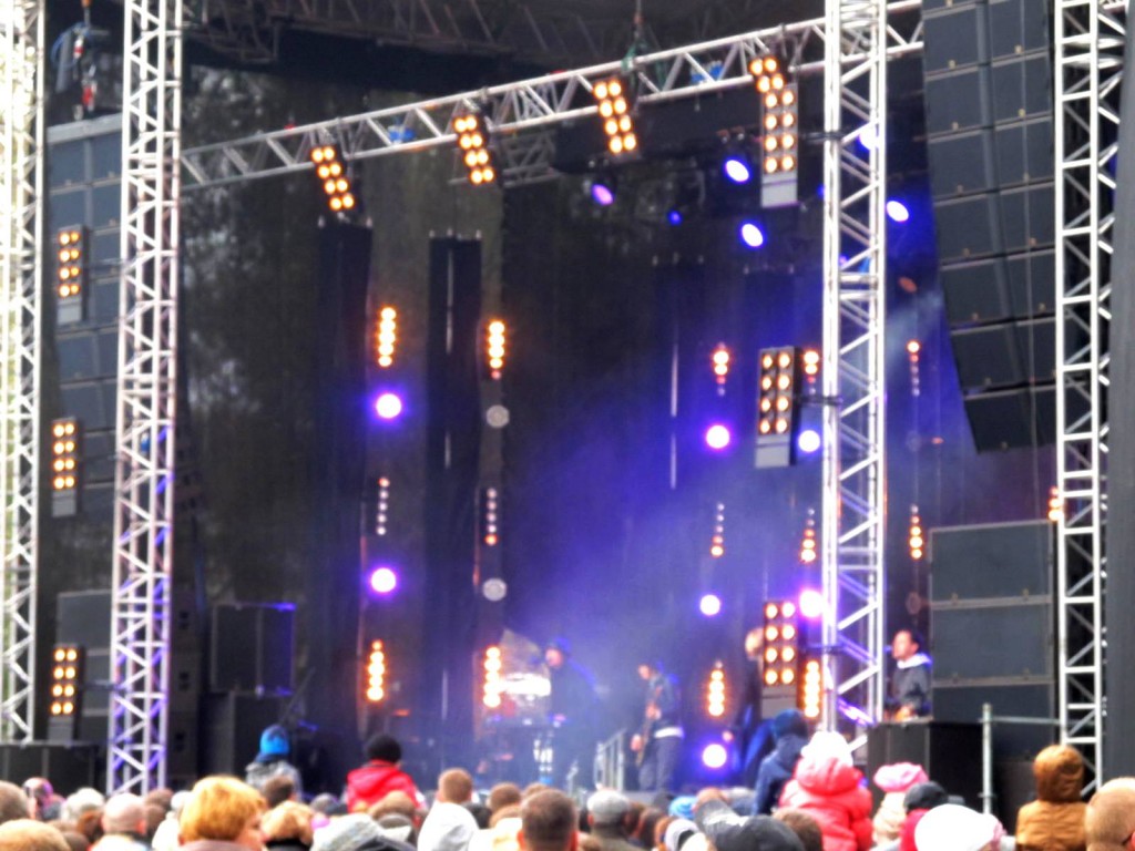 Четыре, четыре, семь! Всем миром! Телемарафон 1 Канала и концерт помощи российскому Дальнему Востоку. 29.09.2013.  Автор фото председатель НСНБР А.Г.Огнивцев. IMG_6444