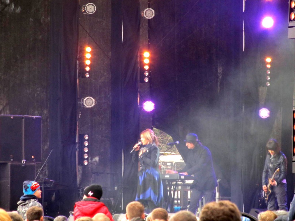 Четыре, четыре, семь! Всем миром! Телемарафон 1 Канала и концерт помощи российскому Дальнему Востоку. 29.09.2013.  Автор фото председатель НСНБР А.Г.Огнивцев. IMG_6445