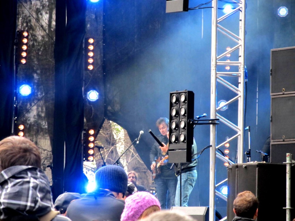 Четыре, четыре, семь! Всем миром! Телемарафон 1 Канала и концерт помощи российскому Дальнему Востоку. 29.09.2013.  Автор фото председатель НСНБР А.Г.Огнивцев. IMG_6448