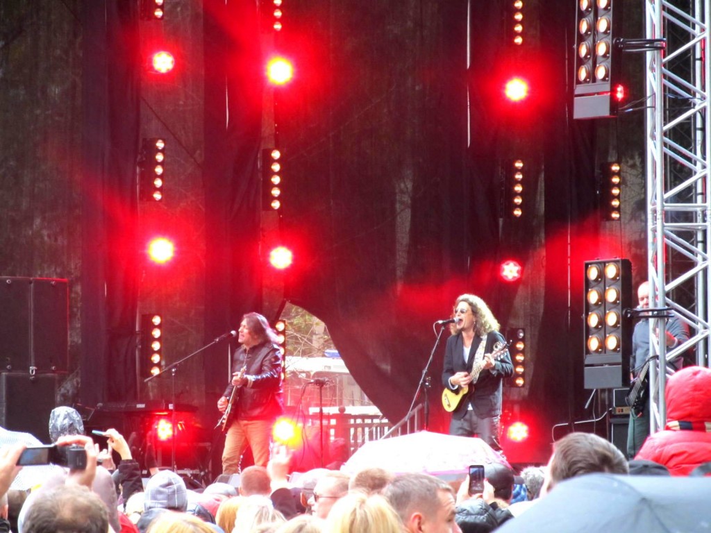 Четыре, четыре, семь! Всем миром! Телемарафон 1 Канала и концерт помощи российскому Дальнему Востоку. 29.09.2013.  Автор фото председатель НСНБР А.Г.Огнивцев. IMG_6450