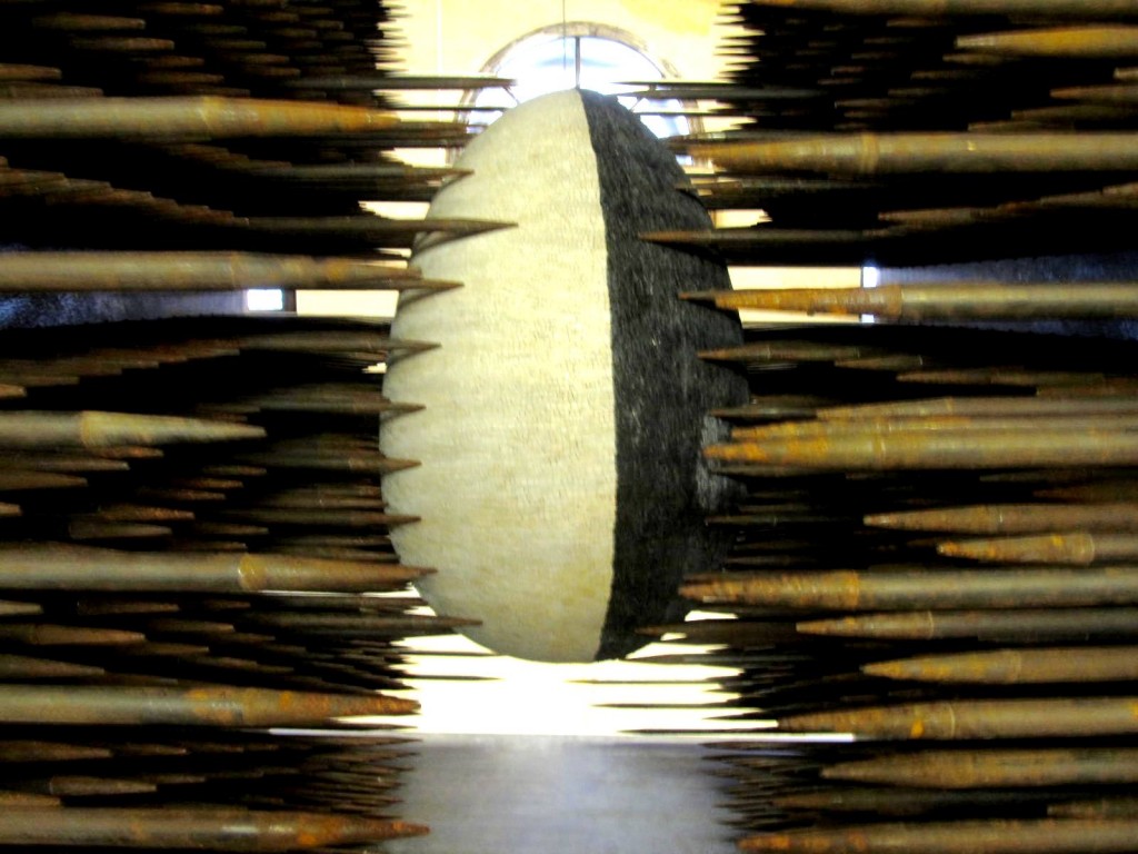 Срез старины в Каретном сарае. Арт-авангард технологии современного искусства. Тотан. Городская семья. Казанский вокзал... Выставки 2013. Автор фото председатель НСНБР А.Г.Огнивцев. IMG_6460