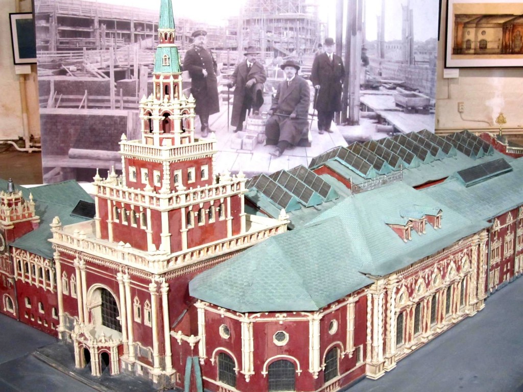 Срез старины в Каретном сарае. Арт-авангард технологии современного искусства. Тотан. Городская семья. Казанский вокзал... Выставки 2013. Автор фото председатель НСНБР А.Г.Огнивцев. IMG_6479