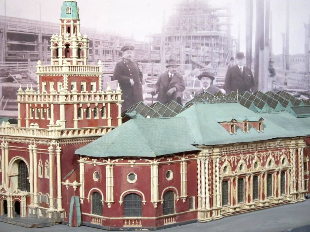 Срез старины в Каретном сарае. Арт-авангард технологии современного искусства. Тотан. Городская семья. Казанский вокзал... Выставки 2013. Автор фото председатель НСНБР А.Г.Огнивцев. IMG_6481