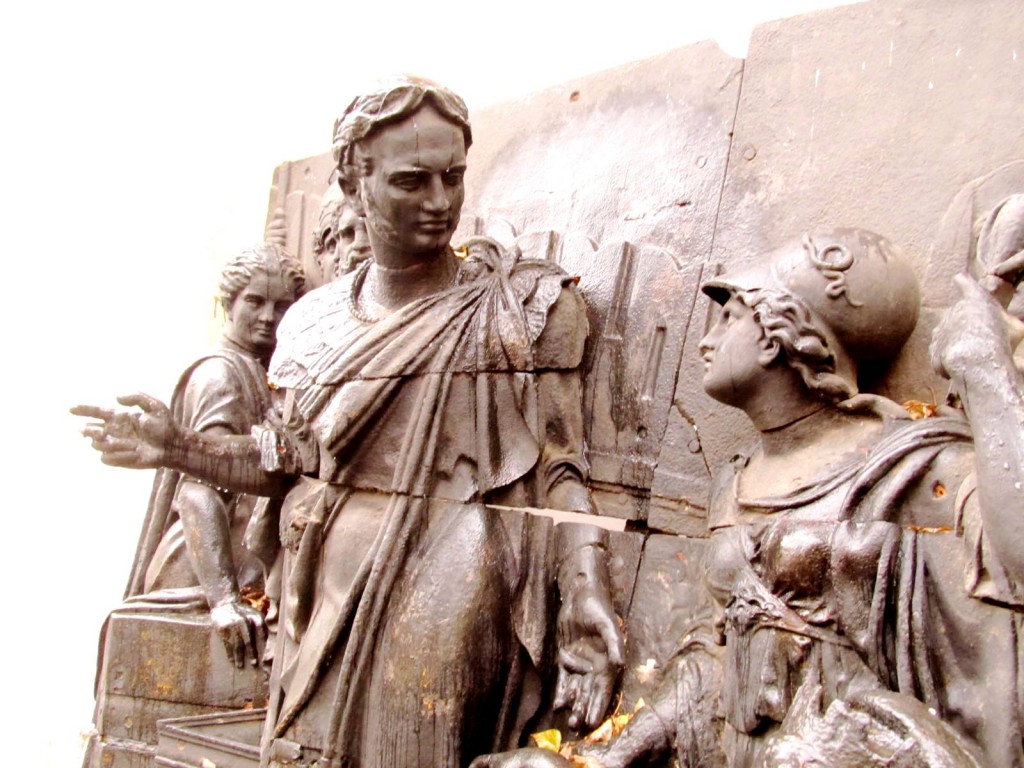 Срез старины в Каретном сарае. Арт-авангард технологии современного искусства. Тотан. Городская семья. Казанский вокзал... Выставки 2013. Автор фото председатель НСНБР А.Г.Огнивцев. IMG_6484