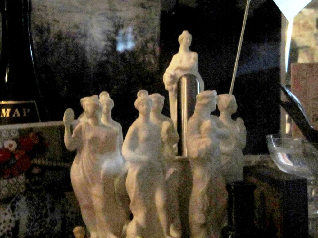 Срез старины в Каретном сарае. Арт-авангард технологии современного искусства. Тотан. Городская семья. Казанский вокзал… Выставки 2013. Автор фото председатель НСНБР А.Г.Огнивцев IMG_6519