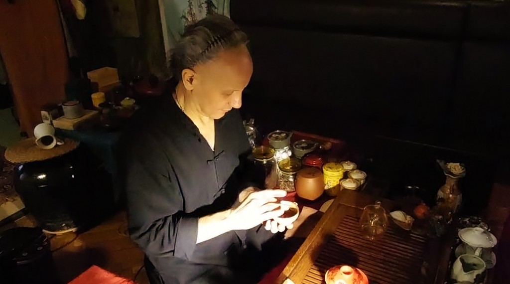 Mcrsi.ru: Целебная сила чая. Мастер чайной церемонии Андрей Гретчин. Госмузей народов Востока. Медитация. Автор фото председатель НСНБР А.Г.Огнивцев. 20112016_g43